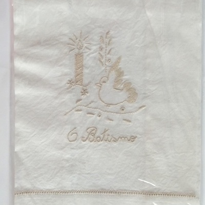 Toalha branca bordada com vela, pomba e texto '6 Batismo', embalada em plástico