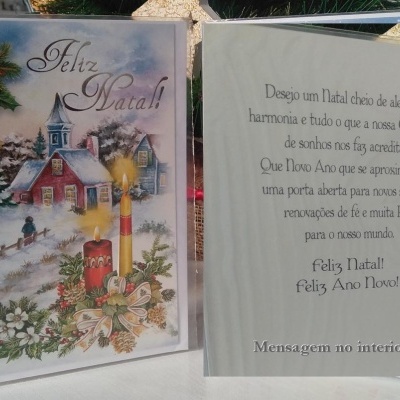 Cartão de Natal decorativo com ilustração de vela e texto em português