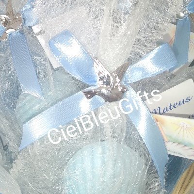 Sabonete azul em rede branca com fita azul e pendente prateado em forma de pomba