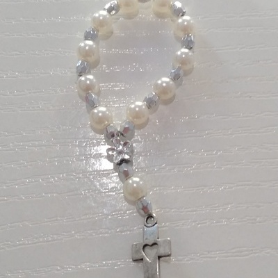 Terço de pulseira com pérolas brancas, contas prateadas e cruz prateada com coração recortado