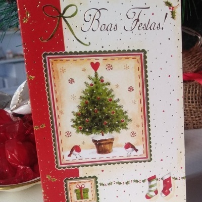 Cartão de Natal com design festivo e texto 'Boas Festas!'