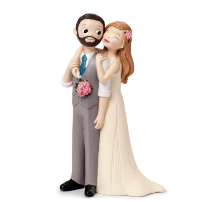 Figura decorativa de noivos em resina com vestido branco e fato cinzento