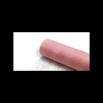 Rolo de veludo rosa claro sobre superfície branca