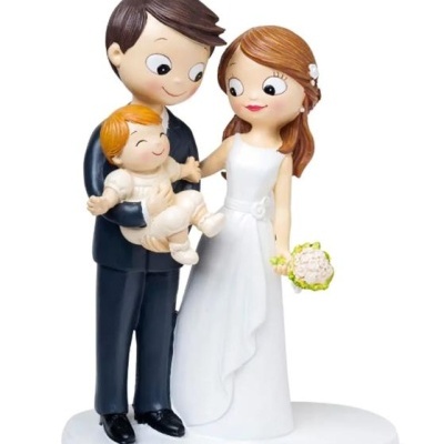 Figuras decorativas de noiva, noivo e bebé em base branca oval