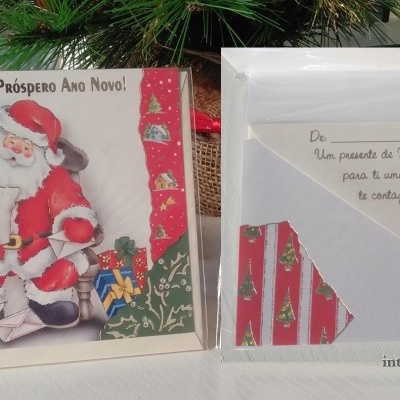 Dois cartões de Natal com imagens do Pai Natal, texto em português e embalagens em plástico transparente
