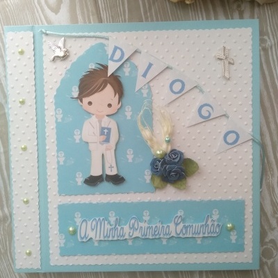 Cartão decorativo azul e branco para primeira comunhão com menino desenhado e texto