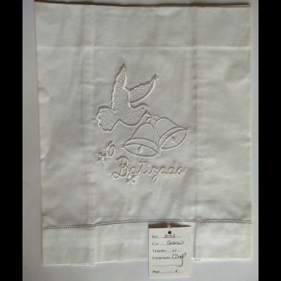 Toalha branca com bordado de anjo e sinos com texto 'Batizado' e etiqueta