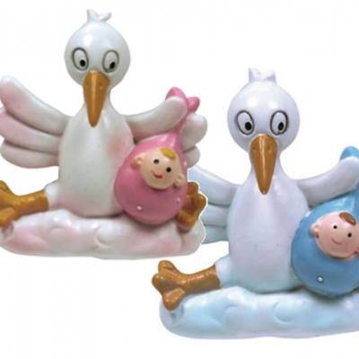 Figuras decorativas cegonha branca com bebés rosa e azul sobre nuvens