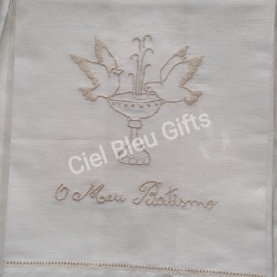 Toalha branca bordada com tema de batismo, pombas e texto em bege