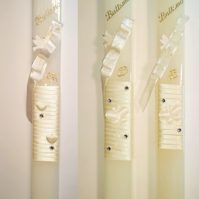 Três velas de batismo brancas com fitas e inscrições douradas