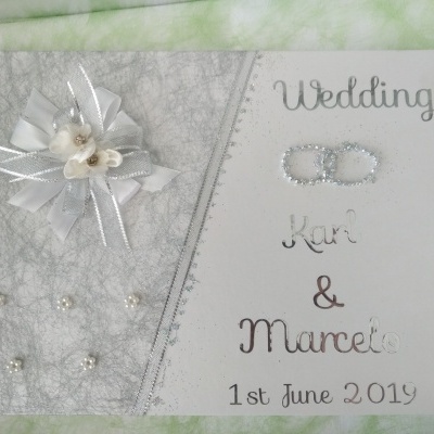 Cartão de casamento branco e cinza com decoração de flores e texto impresso