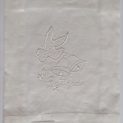 Toalha branca com bordado de pomba e sinos com texto 'O Batizado'