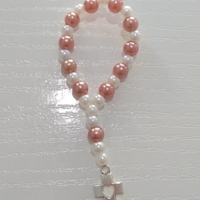 Pulseira tipo terço com pérolas brancas e rosas e cruz prateada com coração