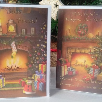 Dois cartões de Natal com lareira e decoração festiva
