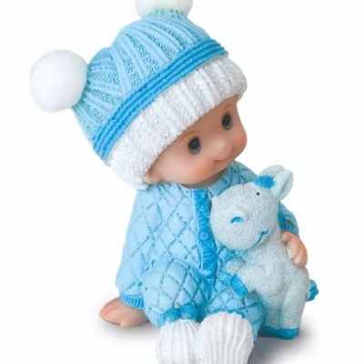 Boneco bebé com roupa azul e chapéu com pompons, segurando brinquedo azul claro