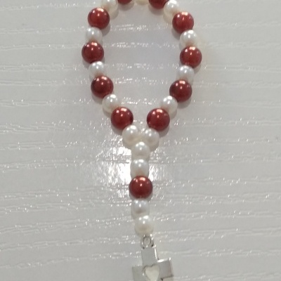 Pulseira com contas brancas e vermelhas e crucifixo prateado