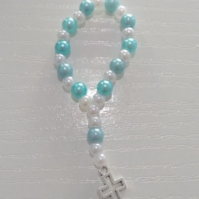 Terço de contas azul e branco com cruz prateada