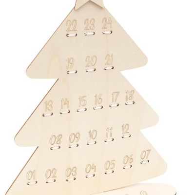 Árvore de Natal em madeira clara com números e gravação Feliz Natal