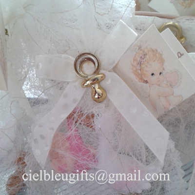 Saco decorativo branco com laço e pendente de chupeta dourada