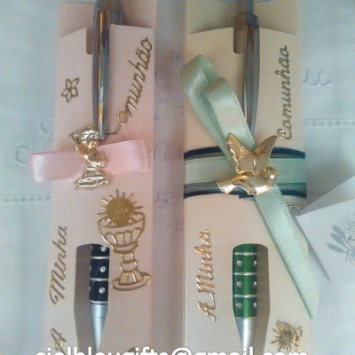 Dois conjuntos de canetas decorativas para comunhão com fitas rosa e verde e texto dourado