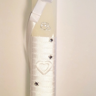 Vela branca decorativa com fita branca, texto 'O Meu Batismo' em prata e decoração em cetim e strass