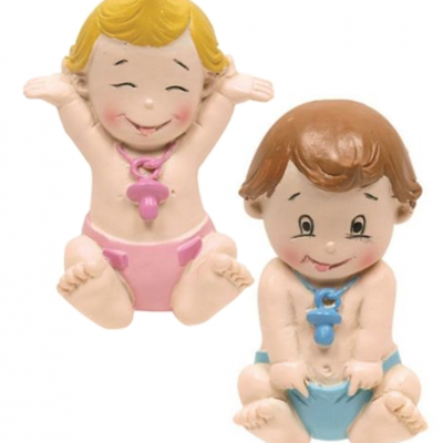 Bonecos decorativos de bebés em fraldas rosa e azul com chupetas e cabelo colorido