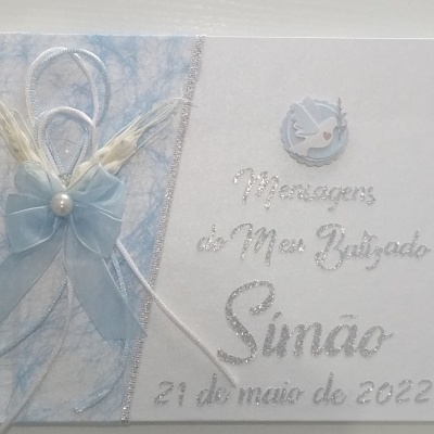 Cartão de convite decorado com laço azul e texto prateado para batizado