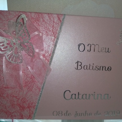 Livro de batismo rosa com decoração de borboleta e texto personalizado