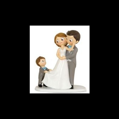 Figura decorativa de casal de noivos com criança segurando vestido