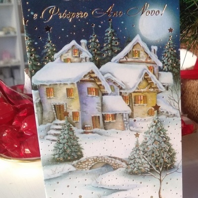 Cartão de Natal com casas nevadas e texto 'Feliz Natal e Próspero Ano Novo!'