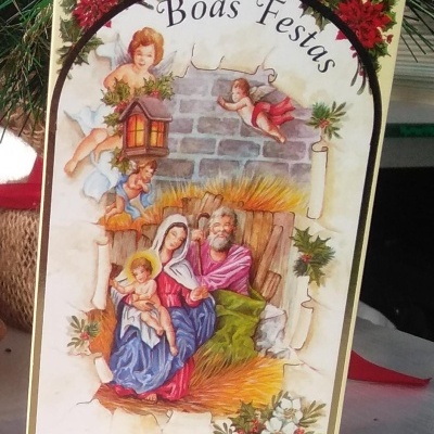 Cartão de Boas Festas com ilustração da Sagrada Família e anjos