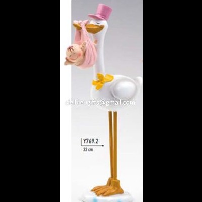 Estátua decorativa de cegonha branca com chapéu rosa e bebê em pano cor-de-rosa