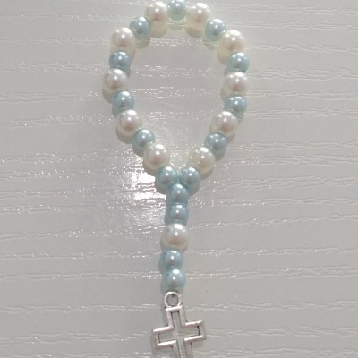 Terço de contas brancas e azuis com cruz prateada