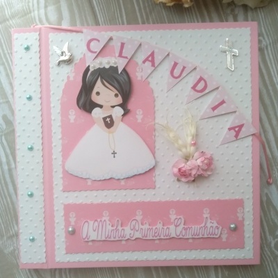 Cartão decorativo para primeira comunhão em tons brancos e rosa com texto e figura de menina