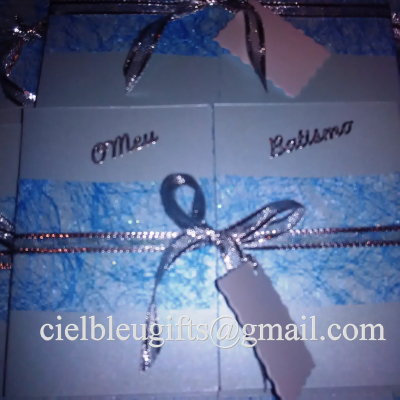 Caixas decorativas brancas com fita azul e laço prateado