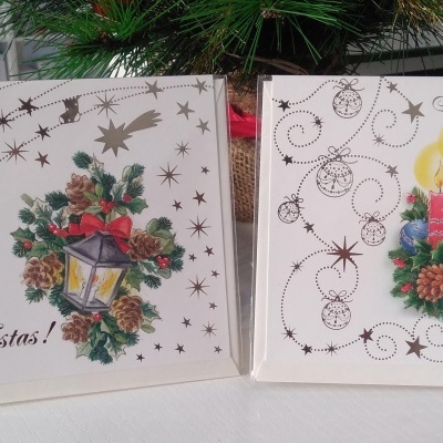 Caixas decorativas de Natal com textos festivos e imagens de velas, presentes e pinheiros