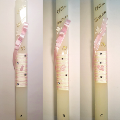 Três velas decorativas brancas com fitas rosa e inscrições douradas
