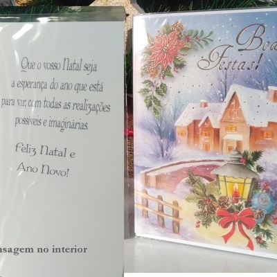 Duas cartas de Natal com mensagens em português e imagens festivas