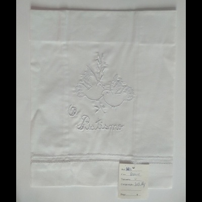 Pano branco bordado com aves e palavra Batismo, renda e etiqueta adesiva