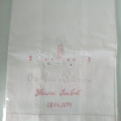 Pano branco bordado com texto e desenhos em rosa e branco