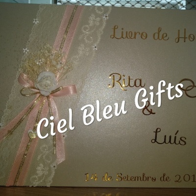 Livro de honra decorado creme com renda, flores e texto dourado e castanho