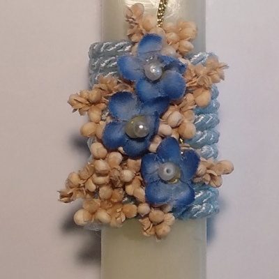 vela branca decorativa com texto dourado e decoração azul e branca