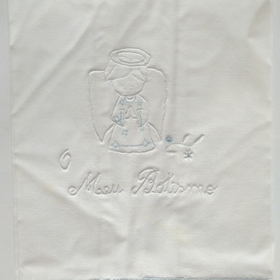 Pano branco bordado com anjo, coelho e texto 'O Meu Batismo'