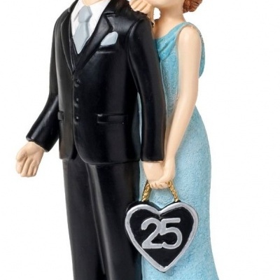 Figuras decorativas de casal vestido formal segurando placa com número 25.