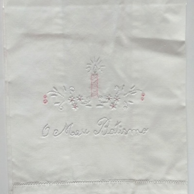 Toalha branca bordada com vela rosa e texto '6 Meu Primeiro'