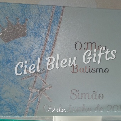 Cartão azul claro com texto e ilustrações prateadas