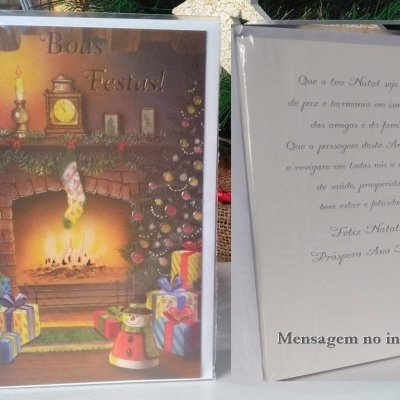 Cartão de Natal com lareira, presentes e mensagem em português