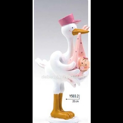 Figura decorativa de cegonha branca com bebé envolto em manta rosa