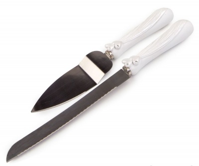 Conjunto de faca serrilhada e espátula para bolo com cabos brancos texturizados