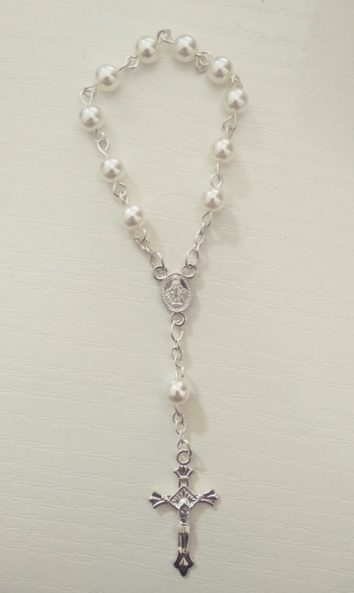 Terço com contas peroladas e crucifixo metálico